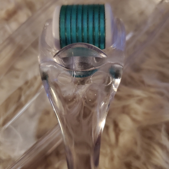 TOOL YOU USE WITH A MOISTURIZER - Picture 3 of 3